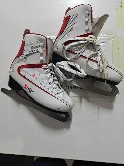 Коньки фигурные.