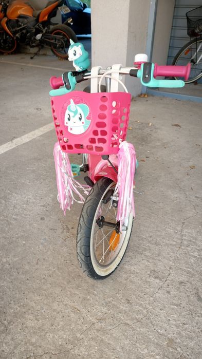 Bicicleta fetite roz cu roti ajutătoare