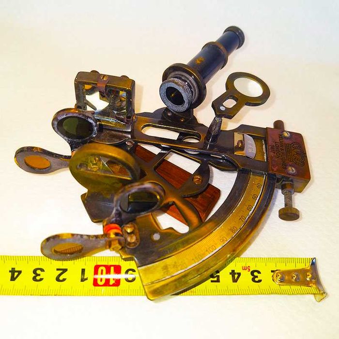 Луксозен бронзов секстант в дървена кутия