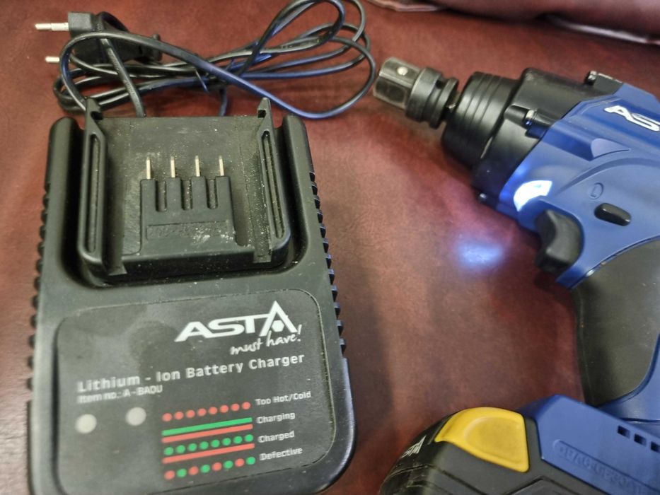 Акумулаторен ударен безчетков гайковерт