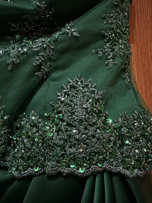 Rochie lunga superba, din satin verde smarald, cu corset