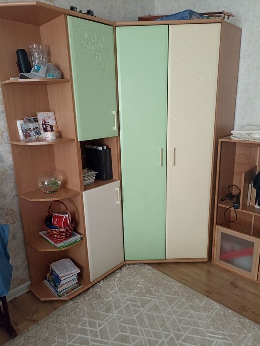 Детский шкаф и кроваткой