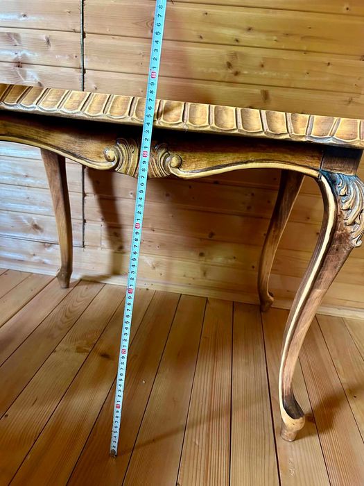 Masă elegantă din lemn masiv – stil clasic, deosebită