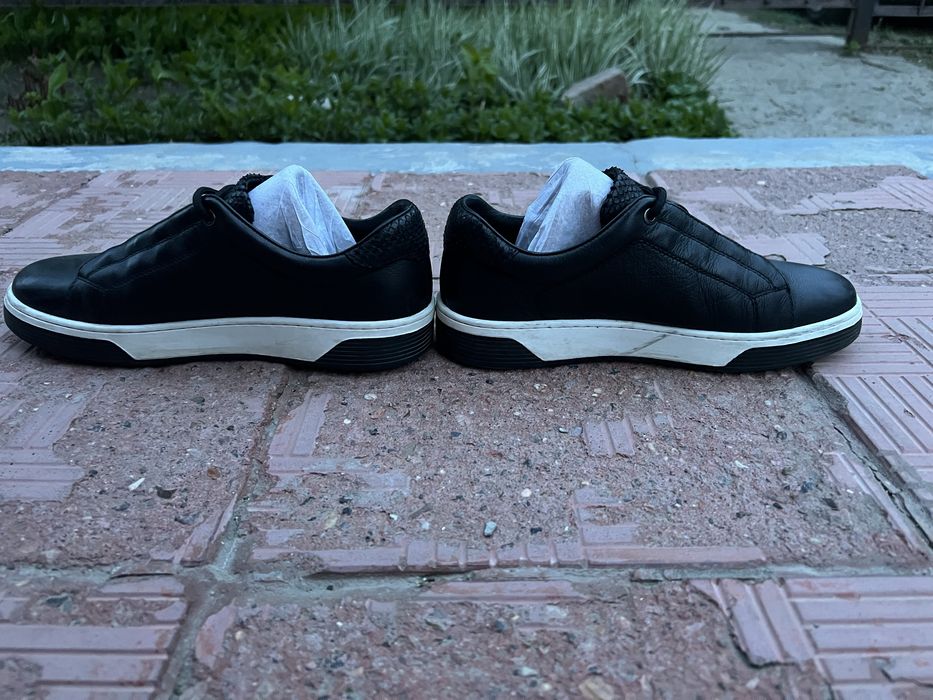 Продам кроссовки женские