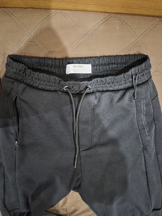 Продавам черен анцуг Bershka