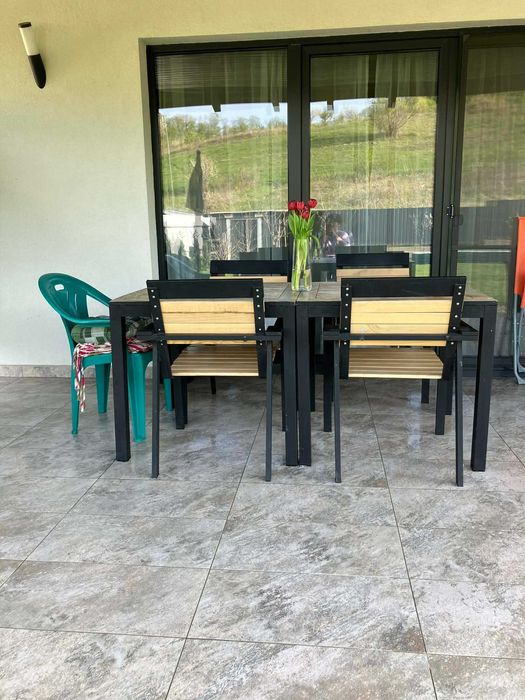 Vând 2 mese și 4 scaune de terasă