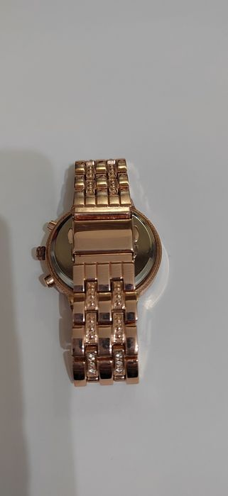 Нежни дамски часовници с красиви циферблати