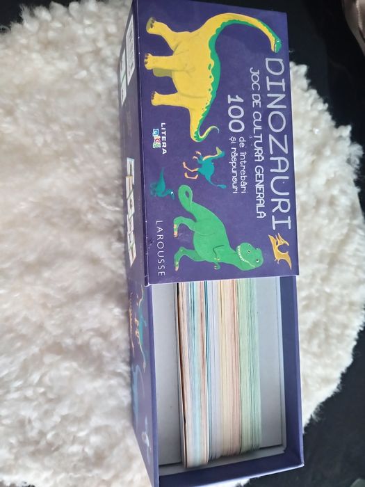 Vând joc cu dinozauri