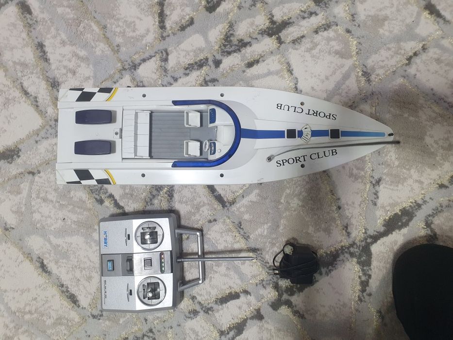 Радиоуправляемый катер с пультом управления и зарядным устройством