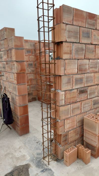 Case la rosu , blocuri , fundatii , structuri din beton armat .