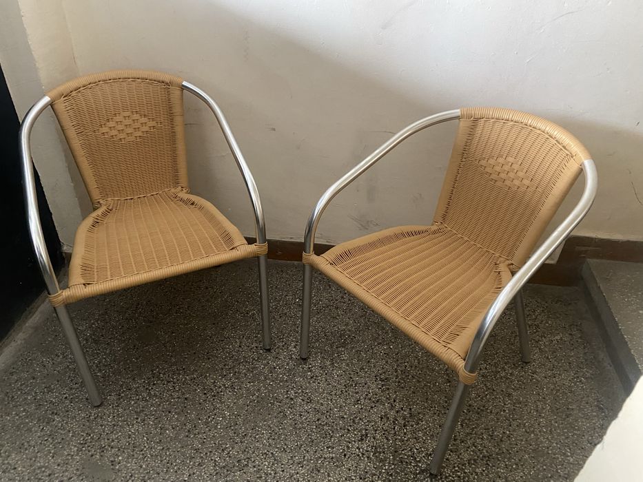 Два стола . Пластмасови, плетени. Алуминиеви крака с подлакътници.