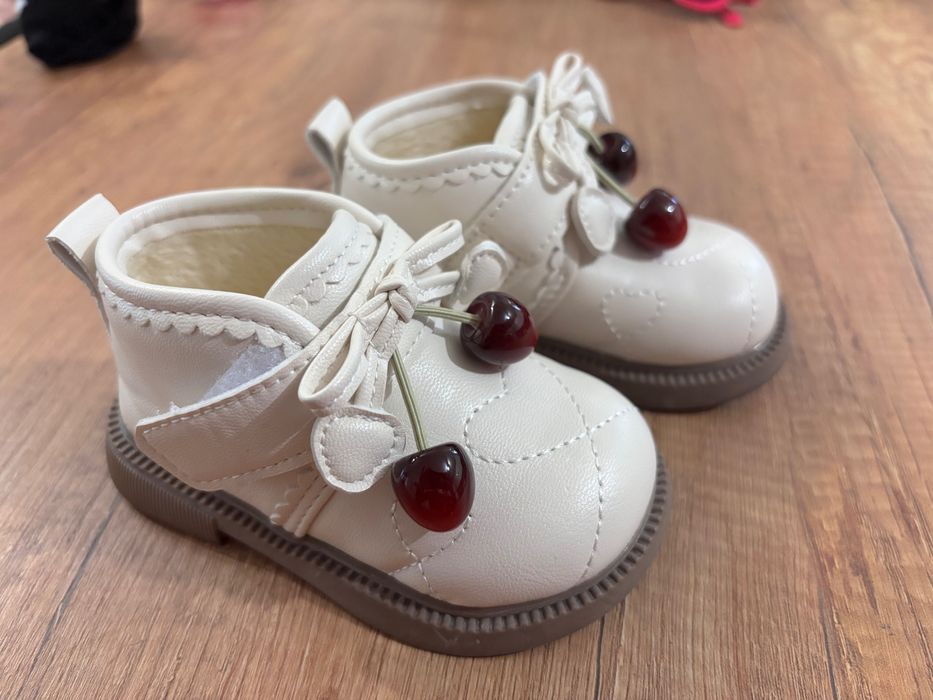 Бебешки обувки с черешки