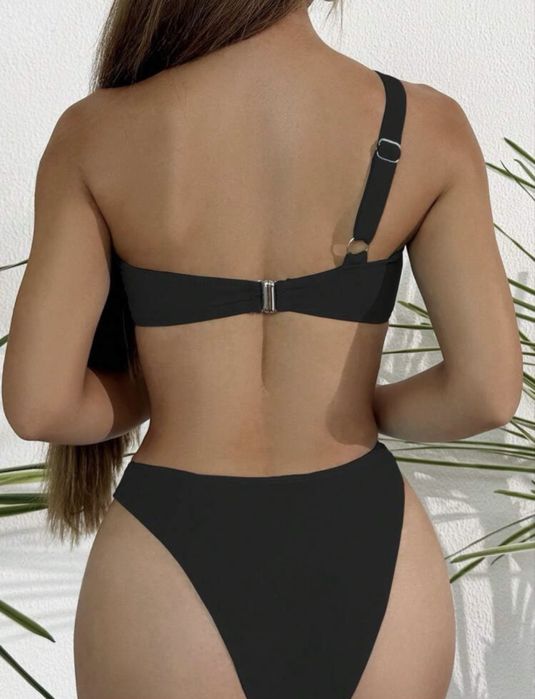 Черен бански костюм тренд