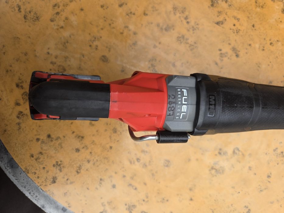 Акумулаторен саблен трион MILWAUKEE M18 FSZ