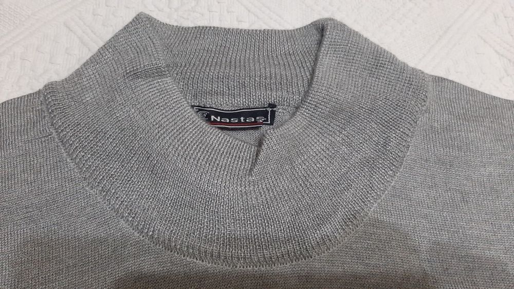 Pulover marimea XL nou fara eticheta de culoare gri
Dim.lg.71 cm,lg.m