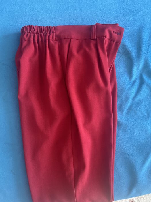 Красный брючный костюм