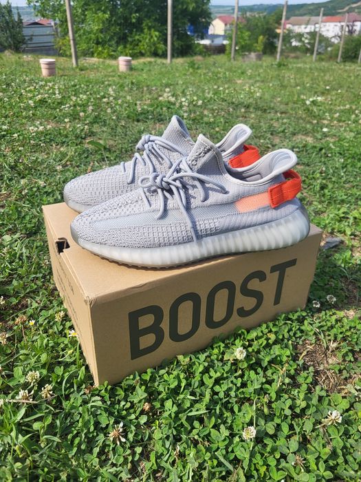 Yeezy 350 V2 Boost RedTail ( gri + rosu )