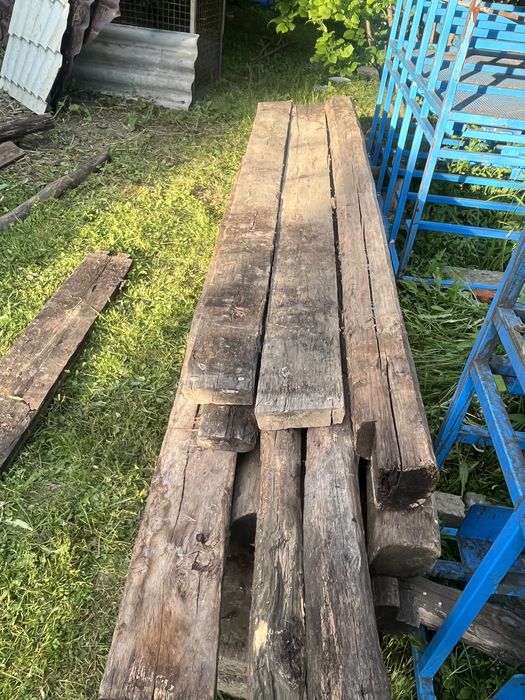 Grinzi uscate de stejar de peste 100 ani.