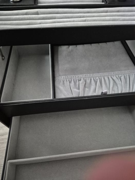 Caseta de bijuterii din piele