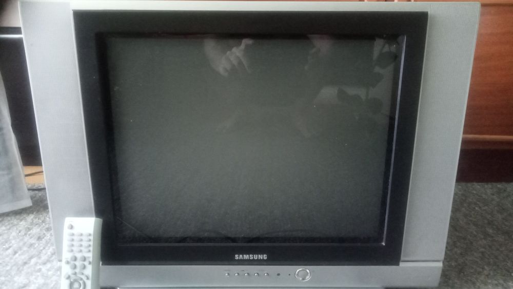 Продам телевизор Самсунг с кранштейном на стену