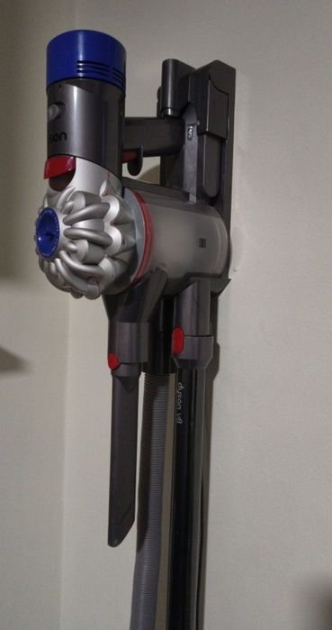 Dyson V8 2023 cu acumulator nou