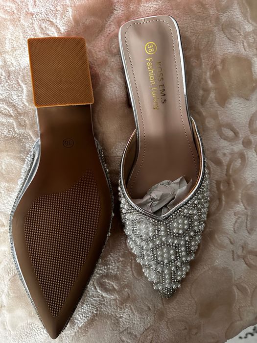 Ойок кийм ок рангда. Ансамбль койлакга Обувь в белом цвете с камушками