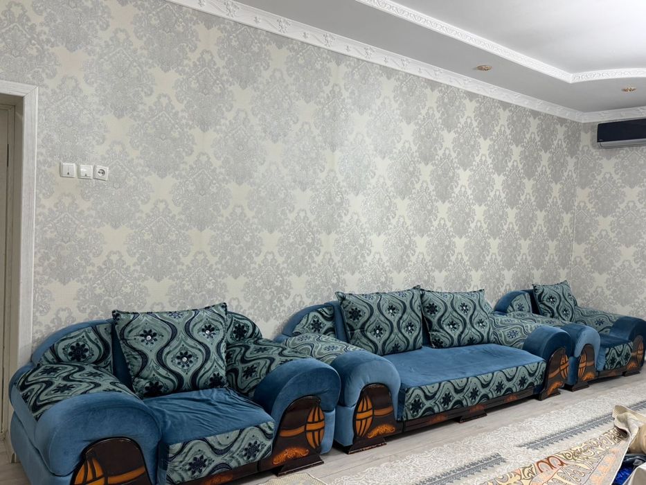 Диванный мебель.