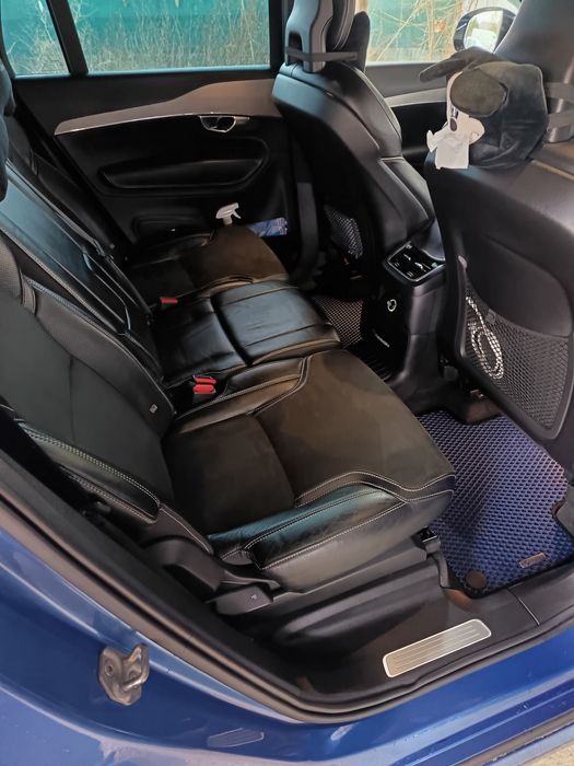 Volvo XC90 plugging hybrid