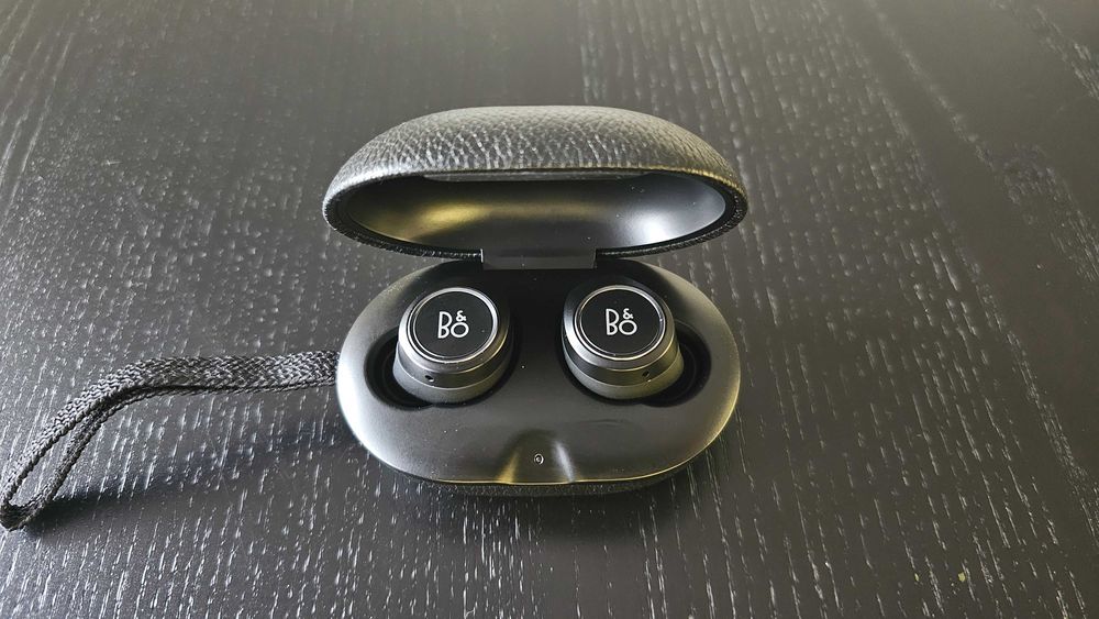 Bang & Olufsen - BeoPlay E8 (за части или сервиз)