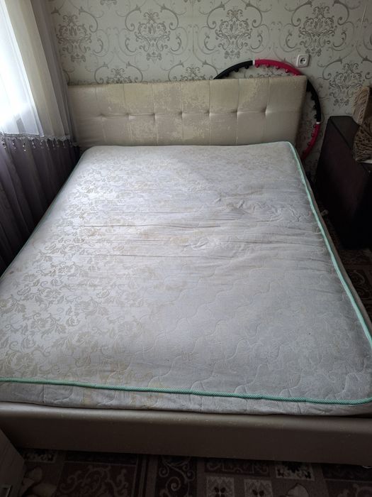 Кровать с матрасом