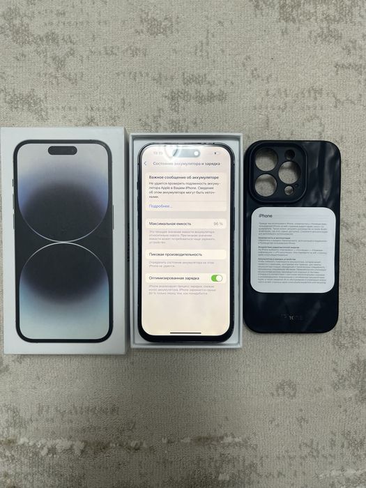 iPhone 14 Pro с документами