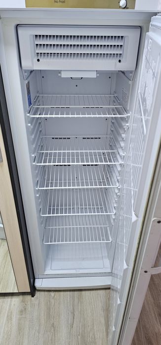 Продам вертикальный морозильник Indesit