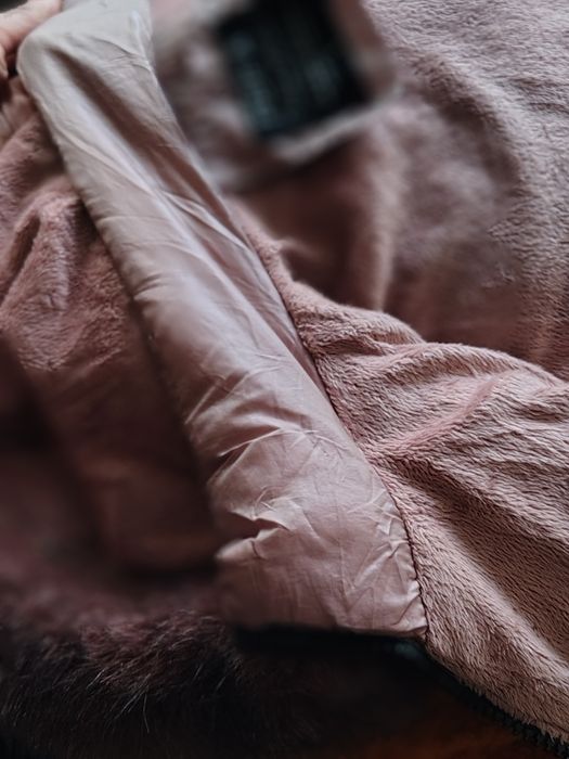 Дамско късо яке с пух на качулката