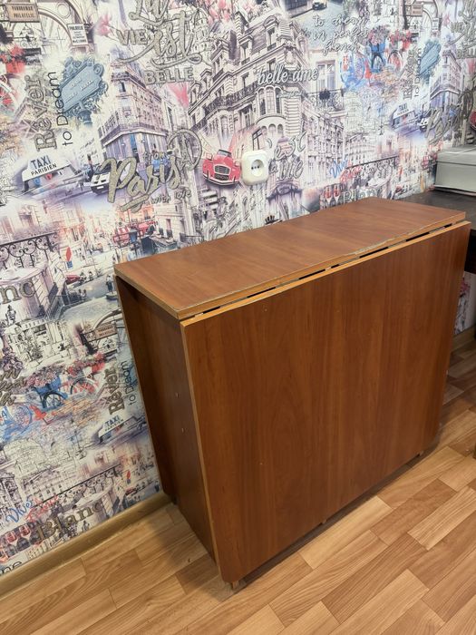 Диваны, шторы, стол, стуля