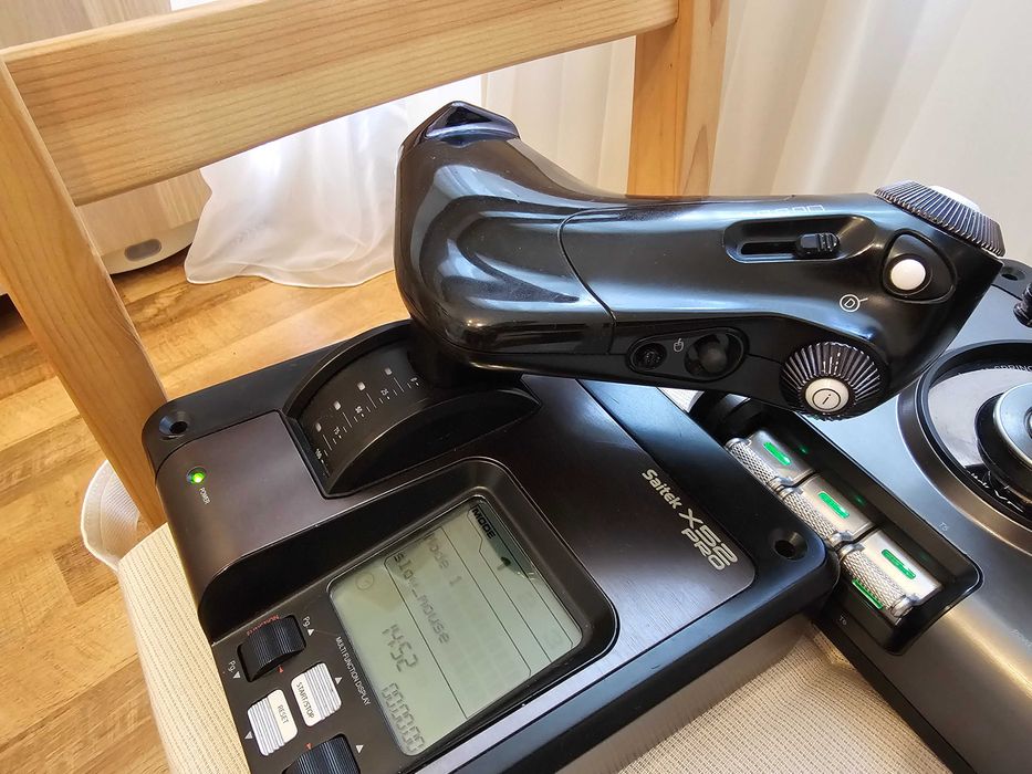 Logitech Saitek x52Pro HOTAS (joystick + throttle)