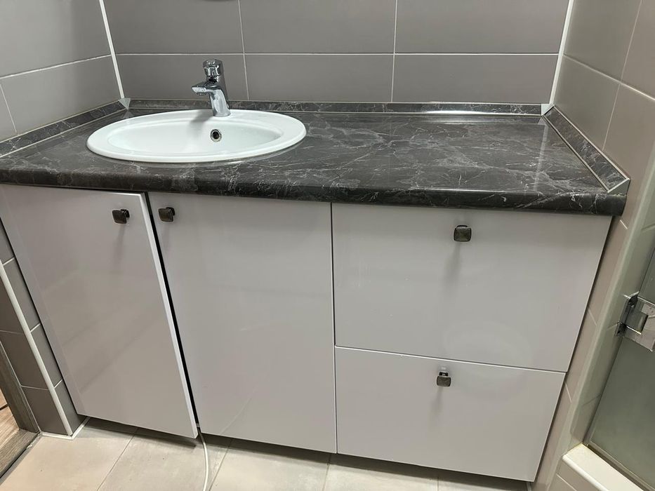 Тумба с раковиной и настенный шкаф для ванной (комплект)