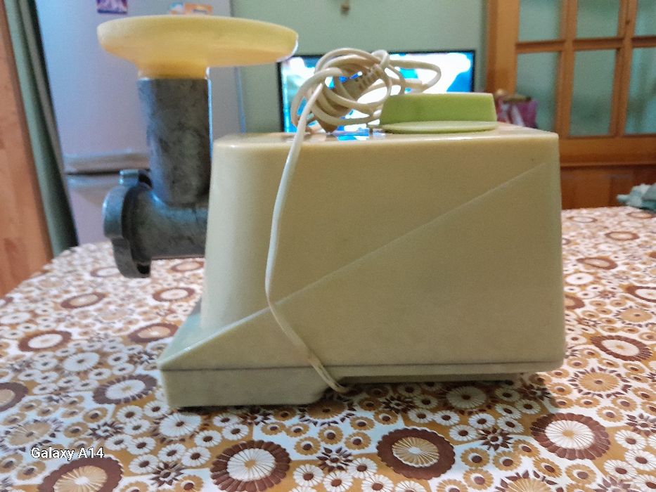 Электромясорубка " Южанка".