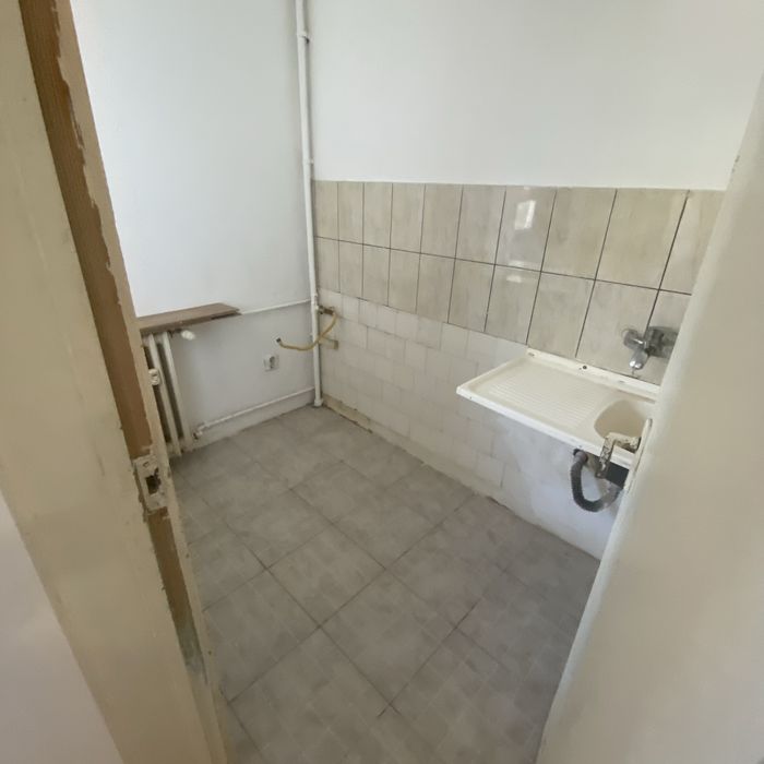 Vand Urgent Garsoniera etaj 2 Tineretului Pitesti pret 45.000€