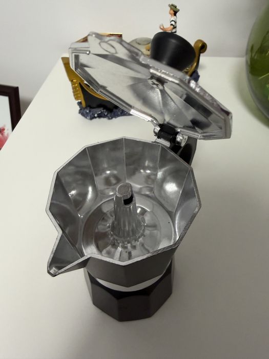 Cafetiera  noua cadou o punga cafea