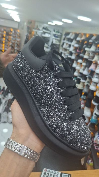 Adidași dama cu pietre