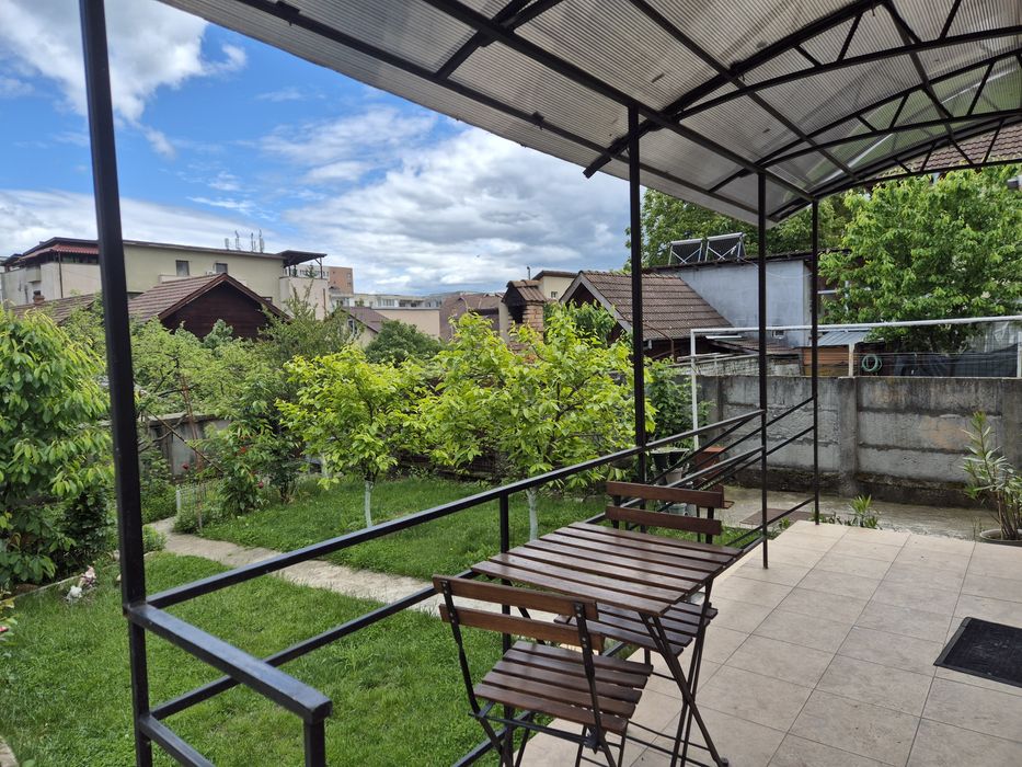 Inchirez casuta in zona Nord, de dimensiunea  unui apartament cu 2 camere