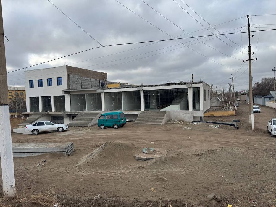 Katta yo'l bo'yida 240 kv metr