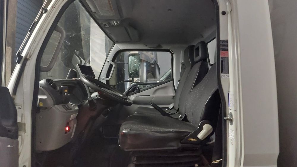 Mitsubishi FUSO CANTER cu lift