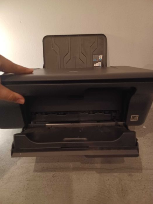 Imprimantă HP DeskJet 2050 cu scanner
