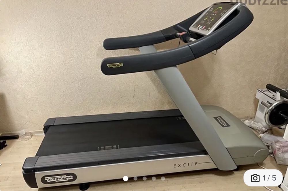 Bandă de alergare profesională Technogym Run Excite 500