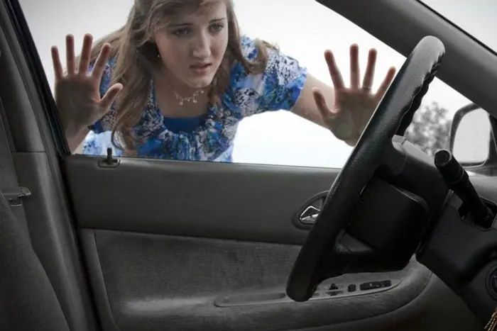 Moshina ochish xizmati Вскрыть авто срочно 24/7