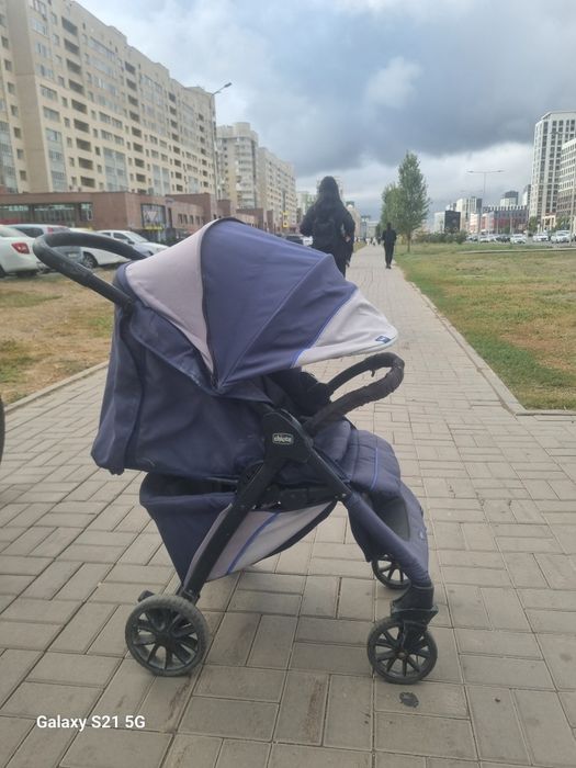 Продам прогулочную коляску Chicco