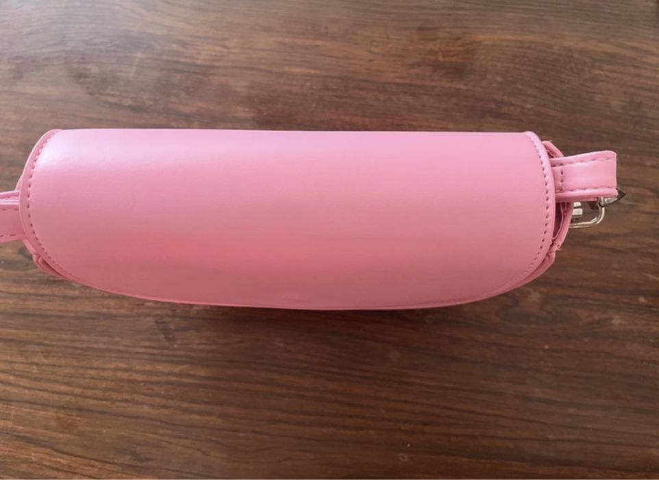 Geanta mica de culoare roz, cu bareta de maine si de umar.