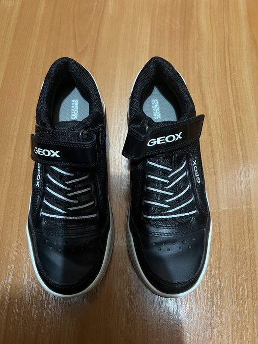 Продам кроссовки на мальчика