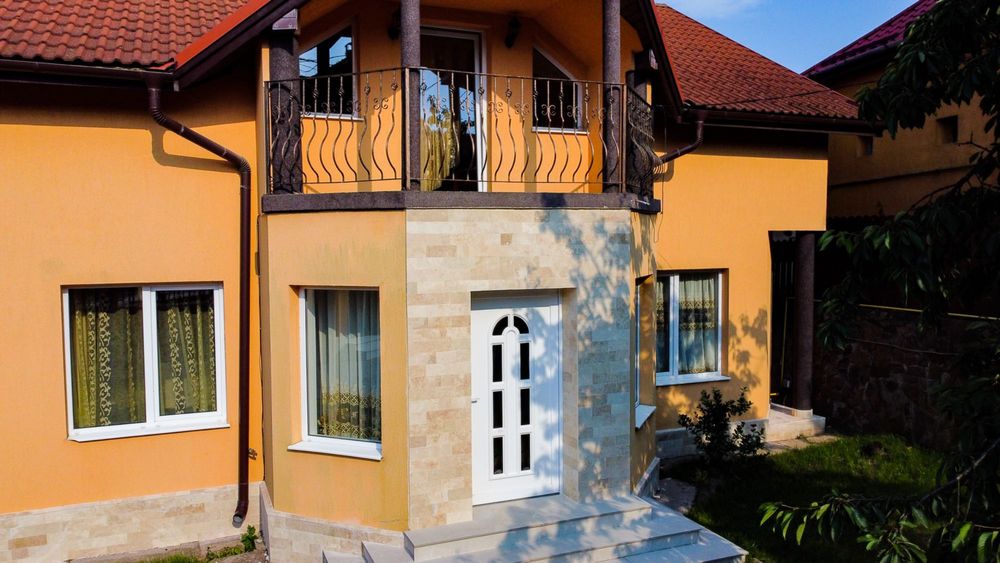 închiriez  casa zona ULTRACENTRALA